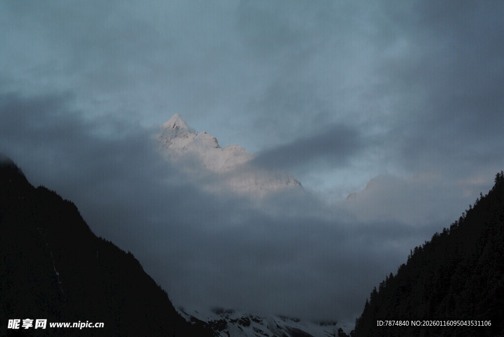 山间暮色天空美景