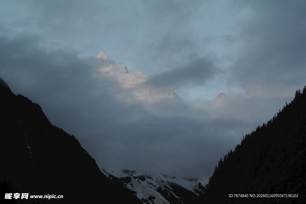 山间暮色中的云雾景观