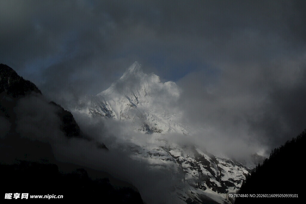云雾缭绕的巍峨山峰