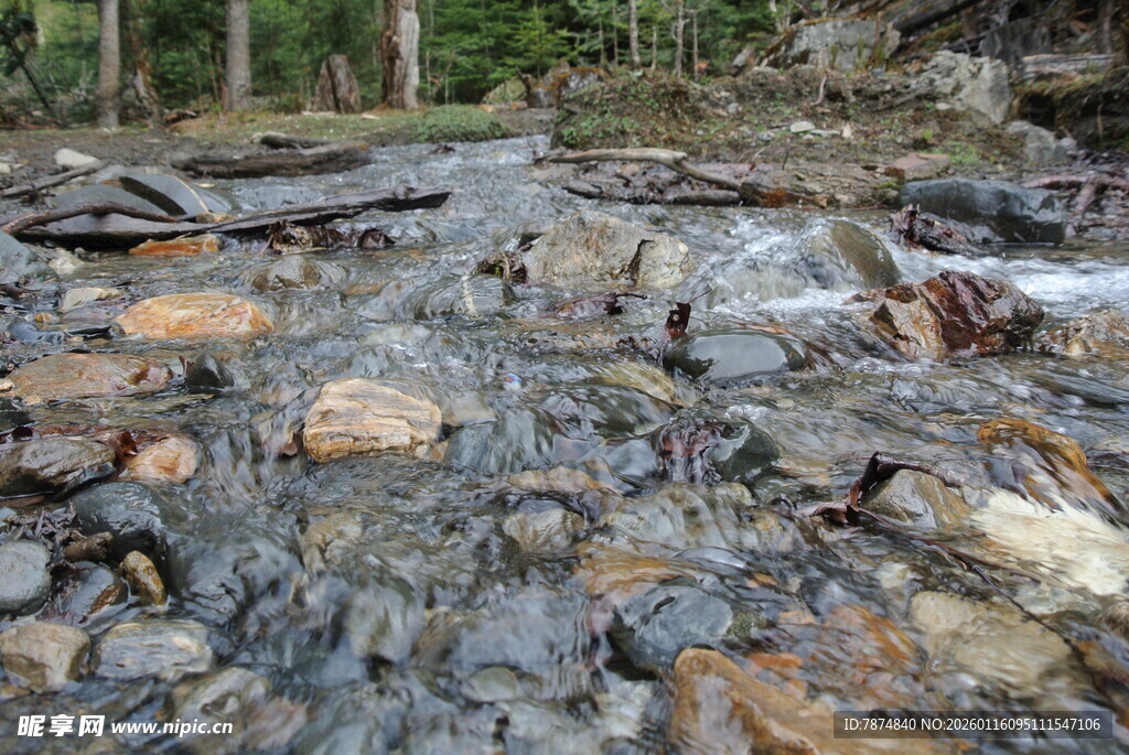 山间溪流穿石而过