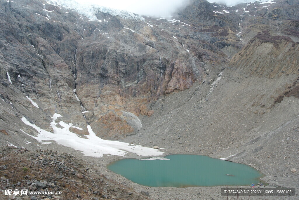 高山中的碧绿湖泊