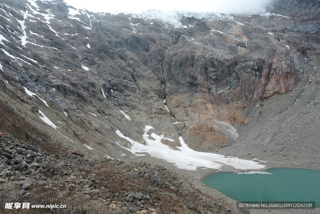 高山蓝湖壮丽自然景观
