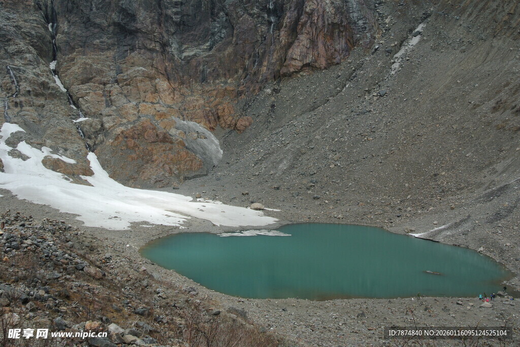 山间碧绿湖泊与残雪