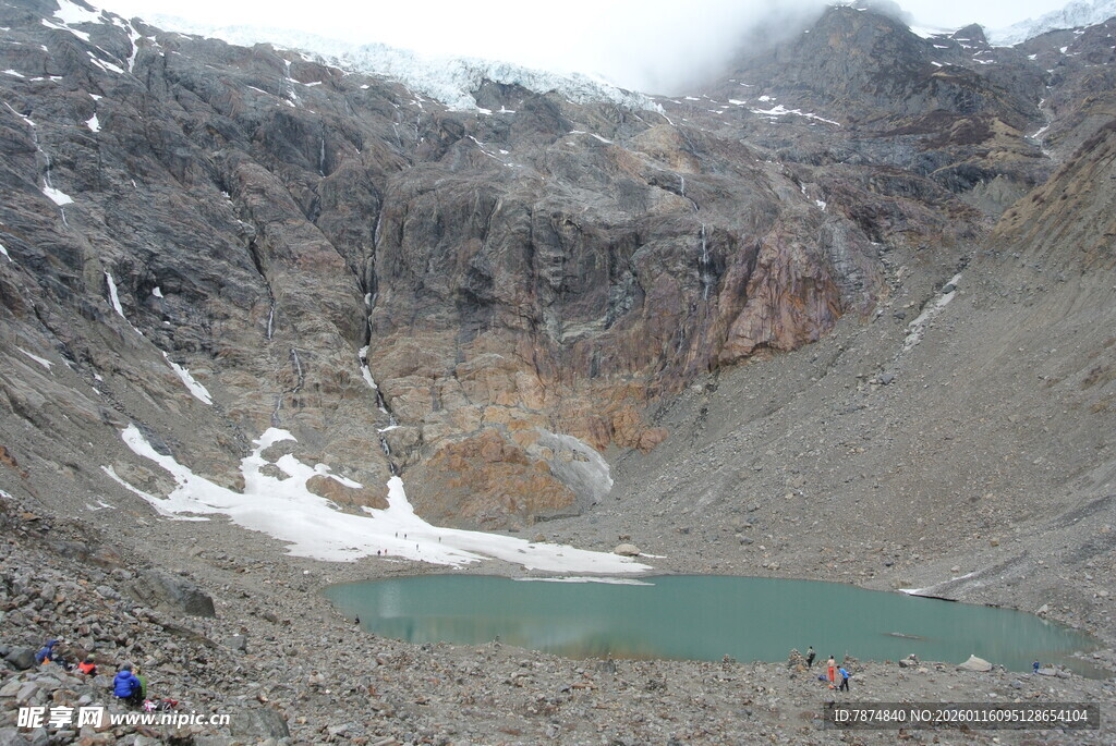 高山中的碧绿湖泊