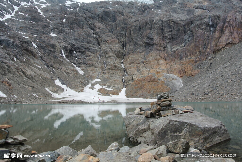 山间湖泊与远处雪山倒影