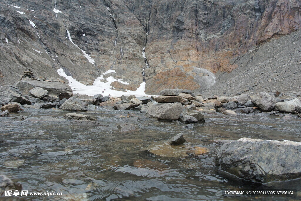 山间溪流与岩石景观