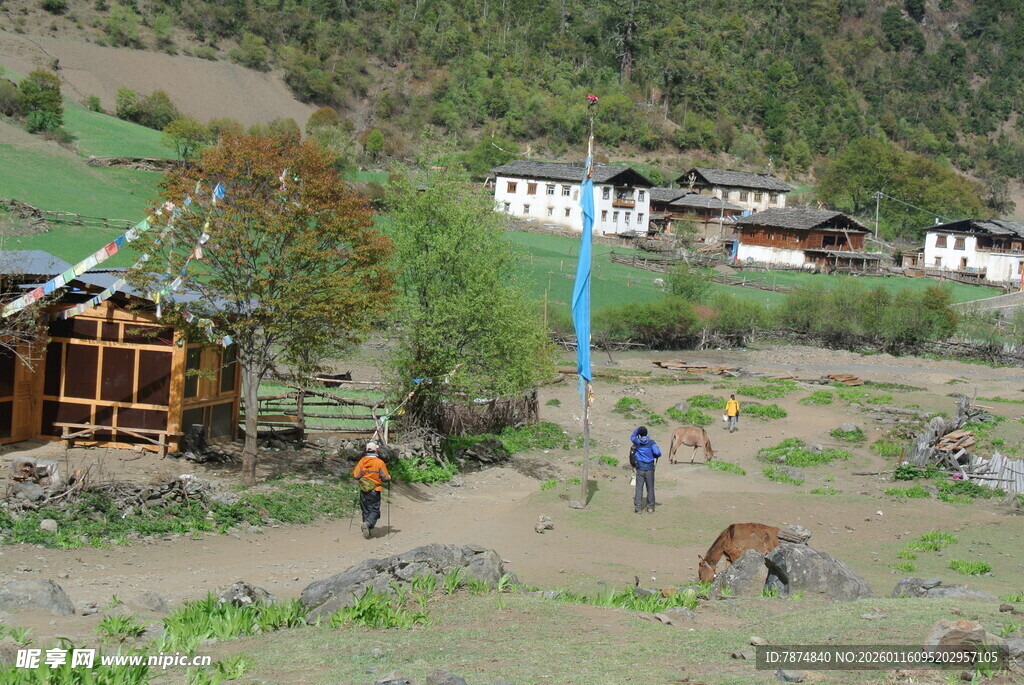 乡村户外徒步场景