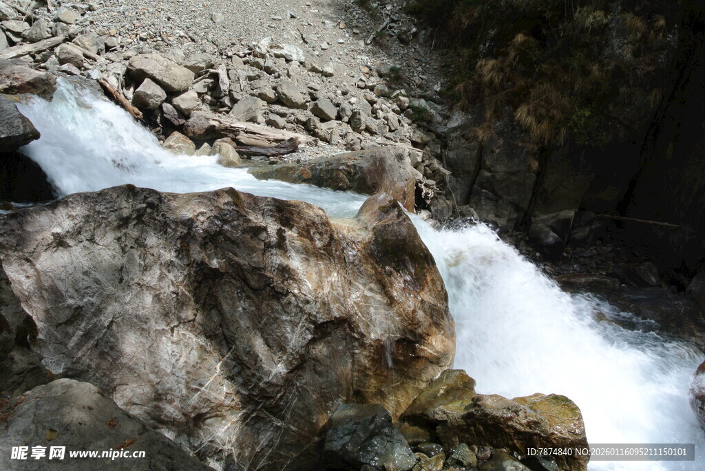 山间瀑布岩石景观