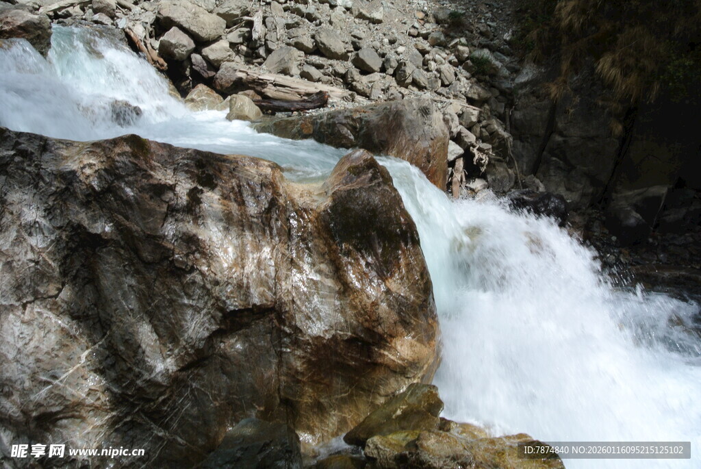 山间瀑布冲击岩石景观