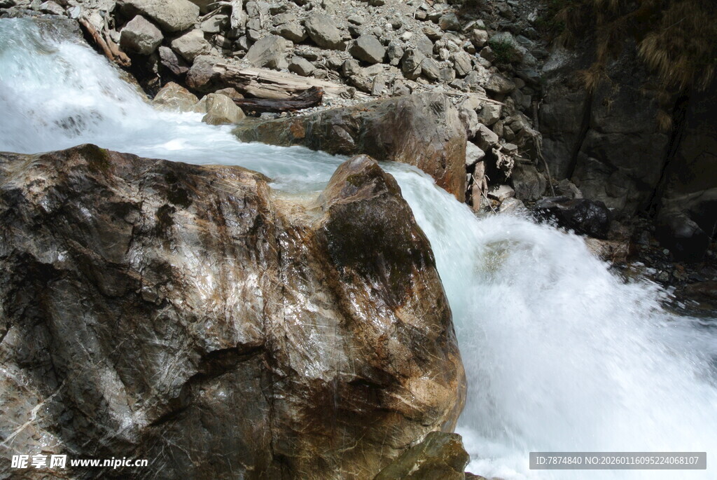 山间瀑布岩石景观