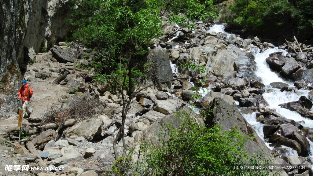 山间嶙峋岩石与潺潺溪流