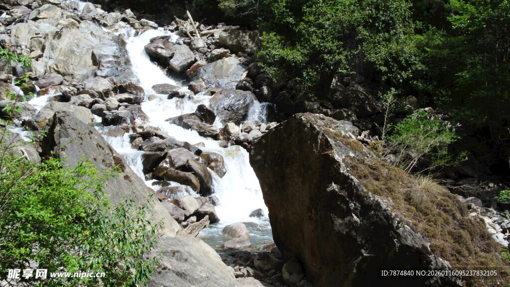山间溪流瀑布景观