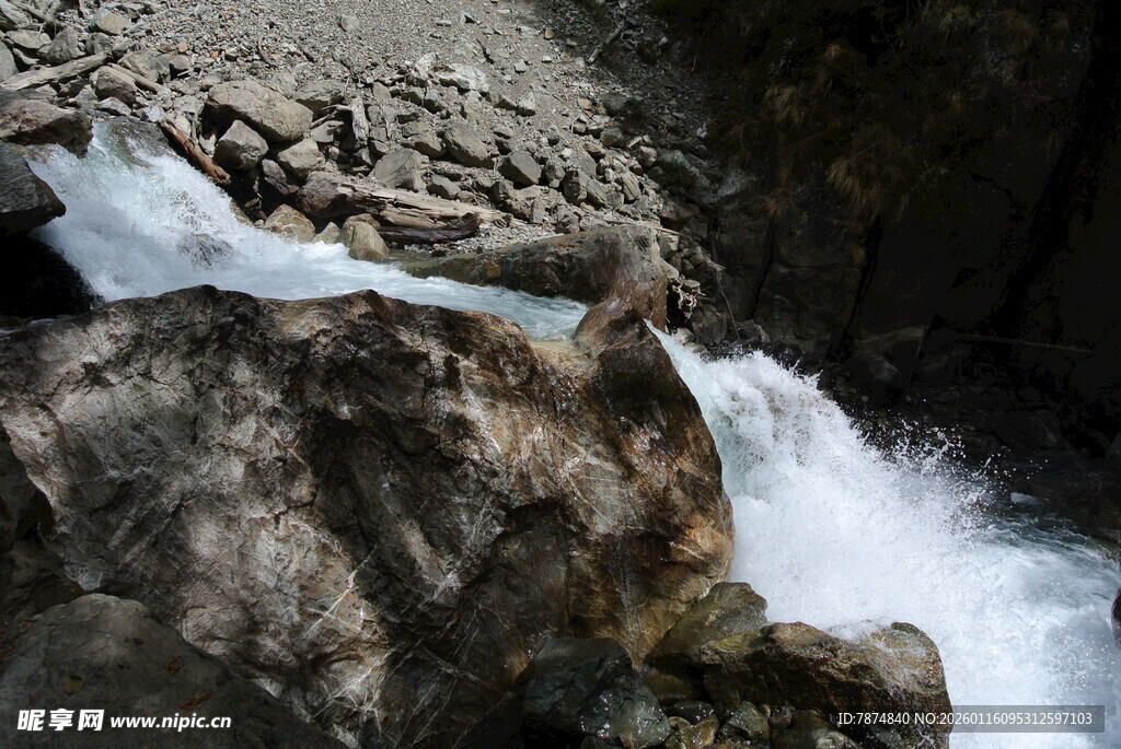 山间奔流的湍急溪流