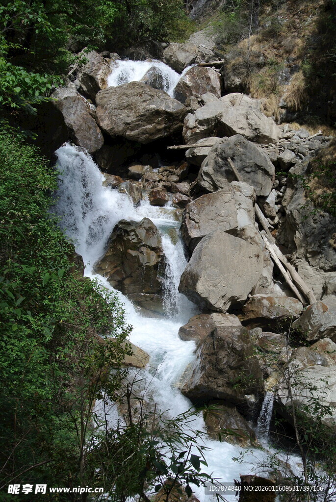 山间溪流穿石而过