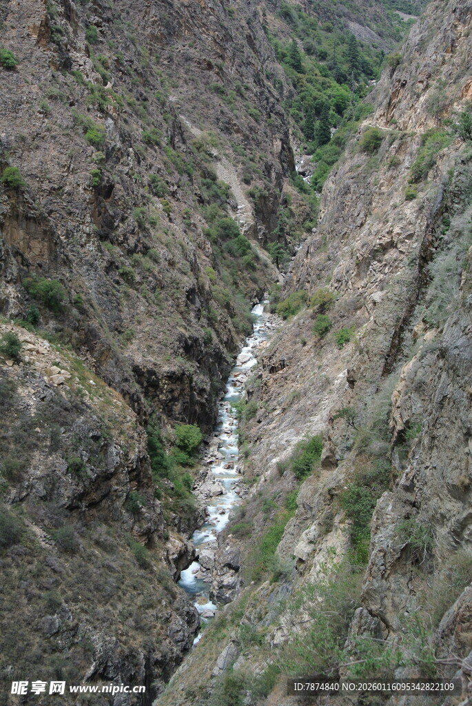 峡谷间的潺潺溪流