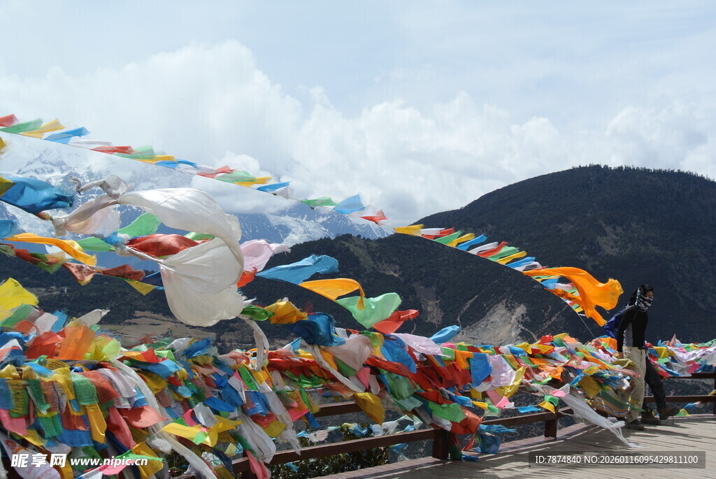 五彩经幡装点美丽高原