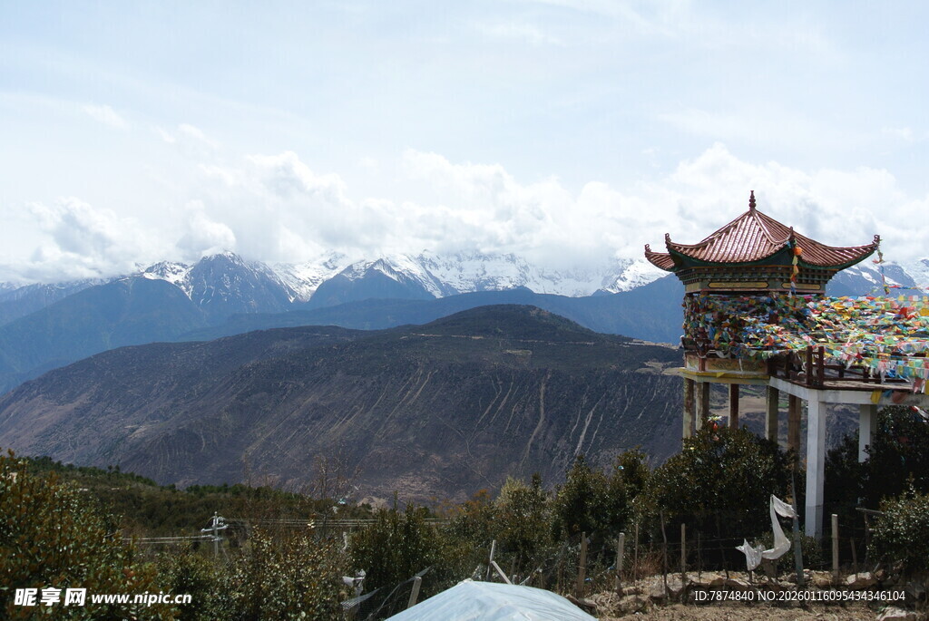雪山旁的中式亭阁景观