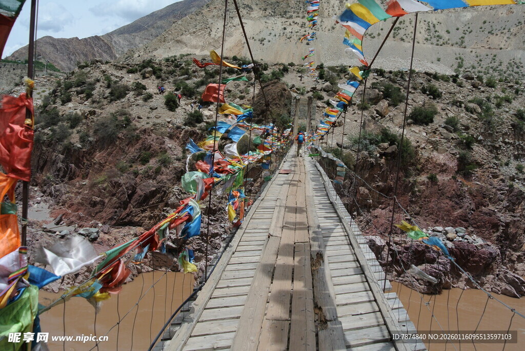 藏区河谷上的经幡吊桥