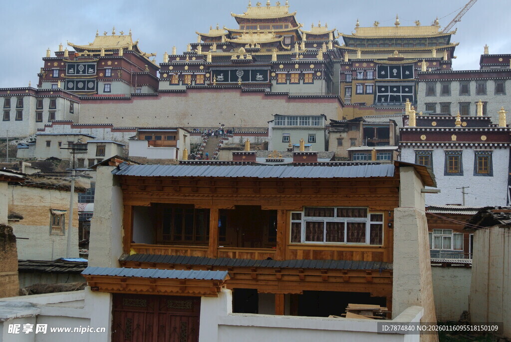 布达拉宫旁的传统藏式建筑