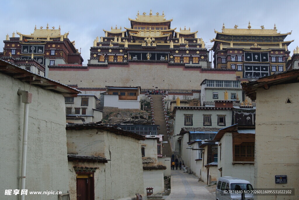 藏式建筑群中的古朴街巷