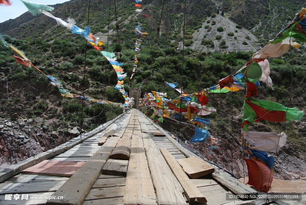山间经幡装点的木栈道
