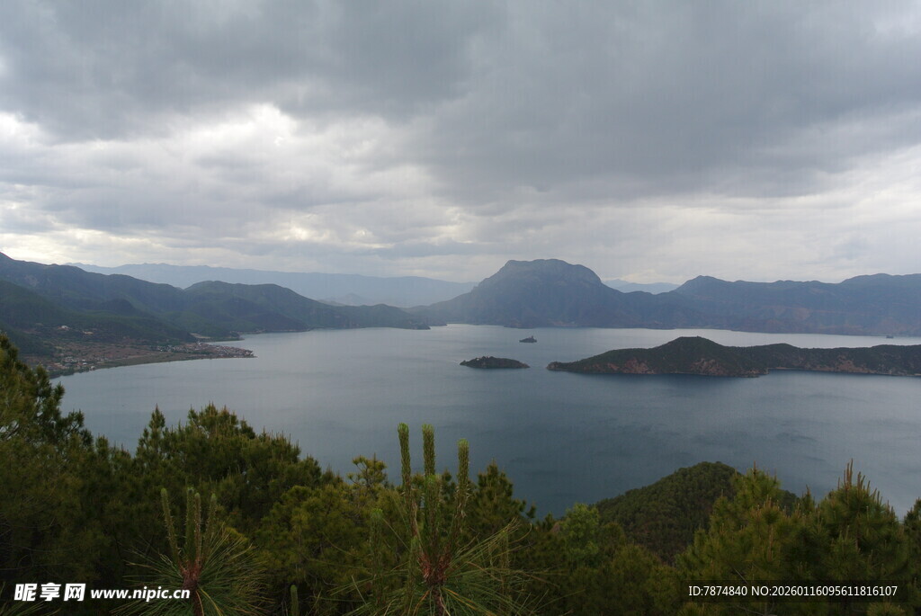 云雾缭绕的山水美景