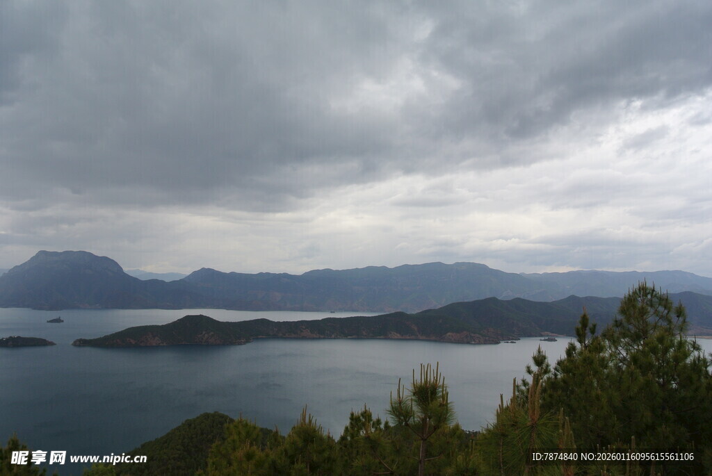 云雾笼罩下的山水景致