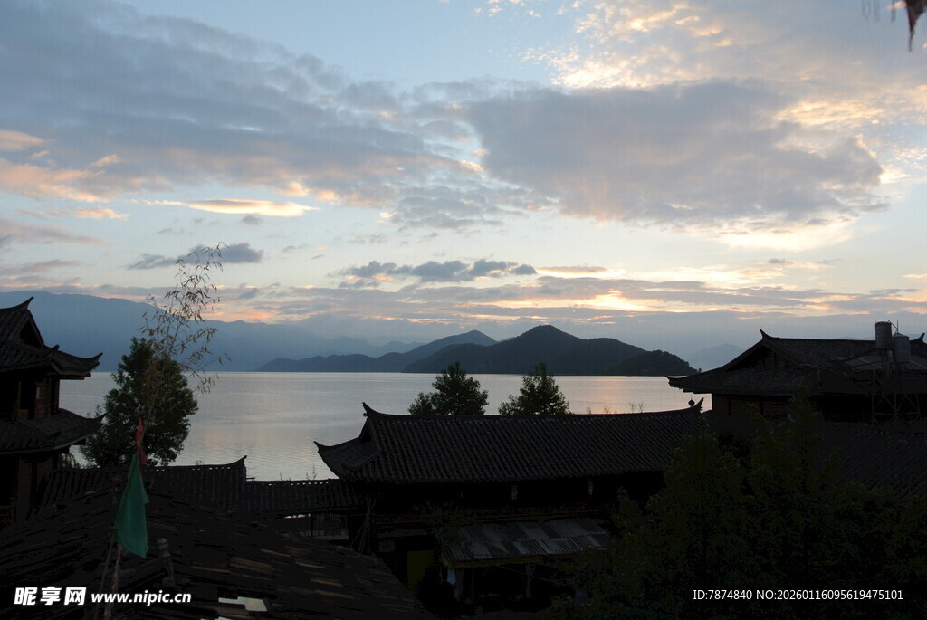 湖畔古建筑的绝美黄昏