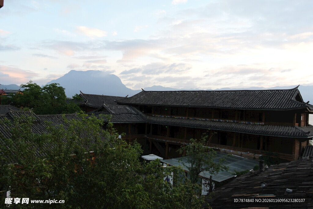 古村落屋顶的黄昏景致