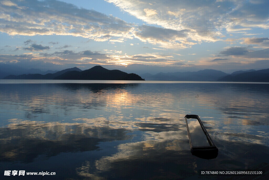 湖畔日出美景倒影如画
