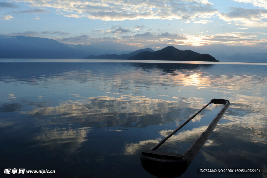 夕阳下湖面的静谧船桨
