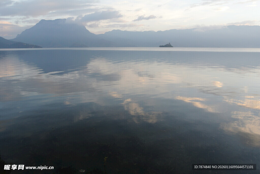 湖面倒映天空美景如画