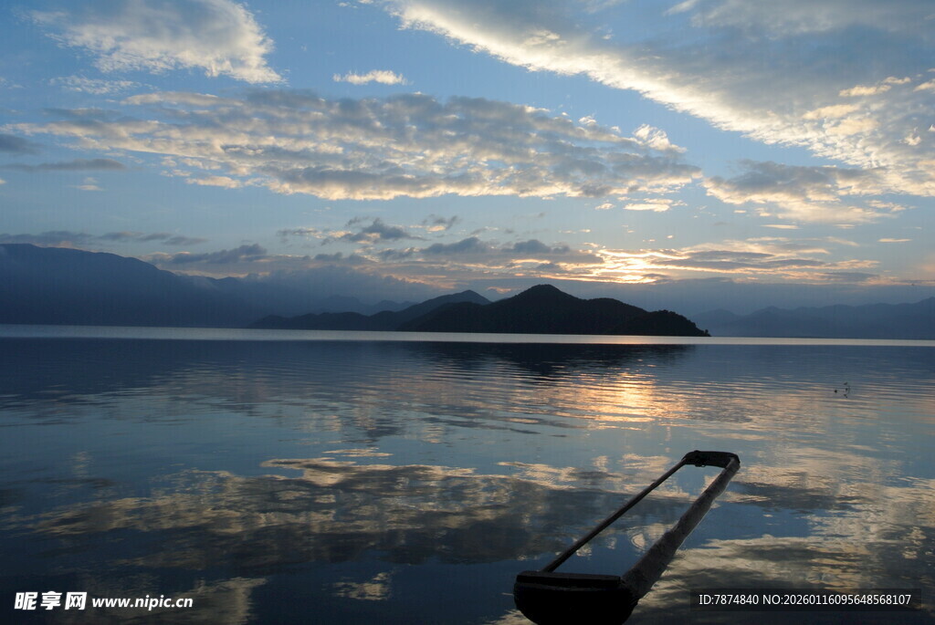 湖畔黄昏小船静谧美景