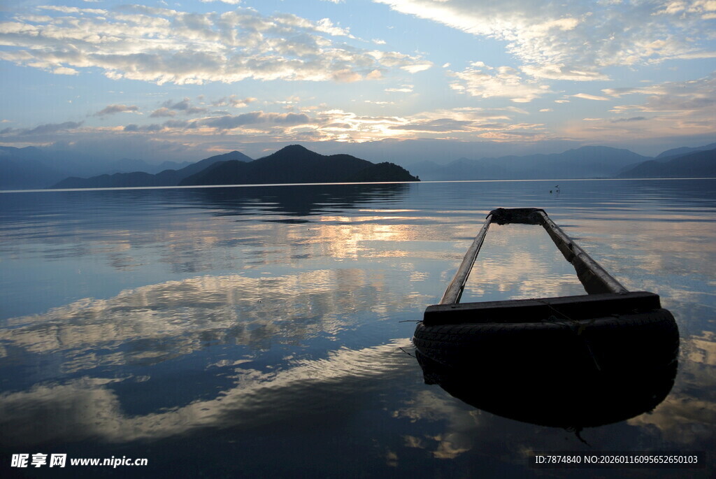 湖畔夕阳下的复古手提包