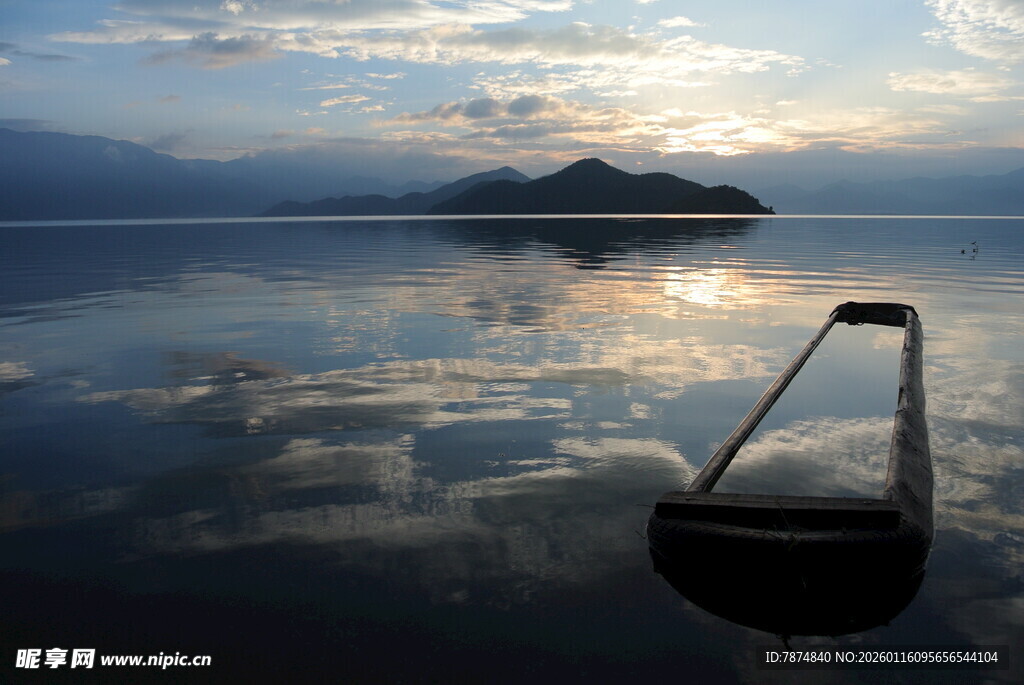 湖面静谧小船映霞光