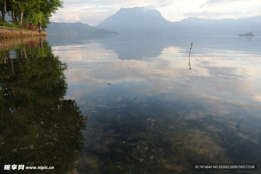宁静湖面倒映山水美景