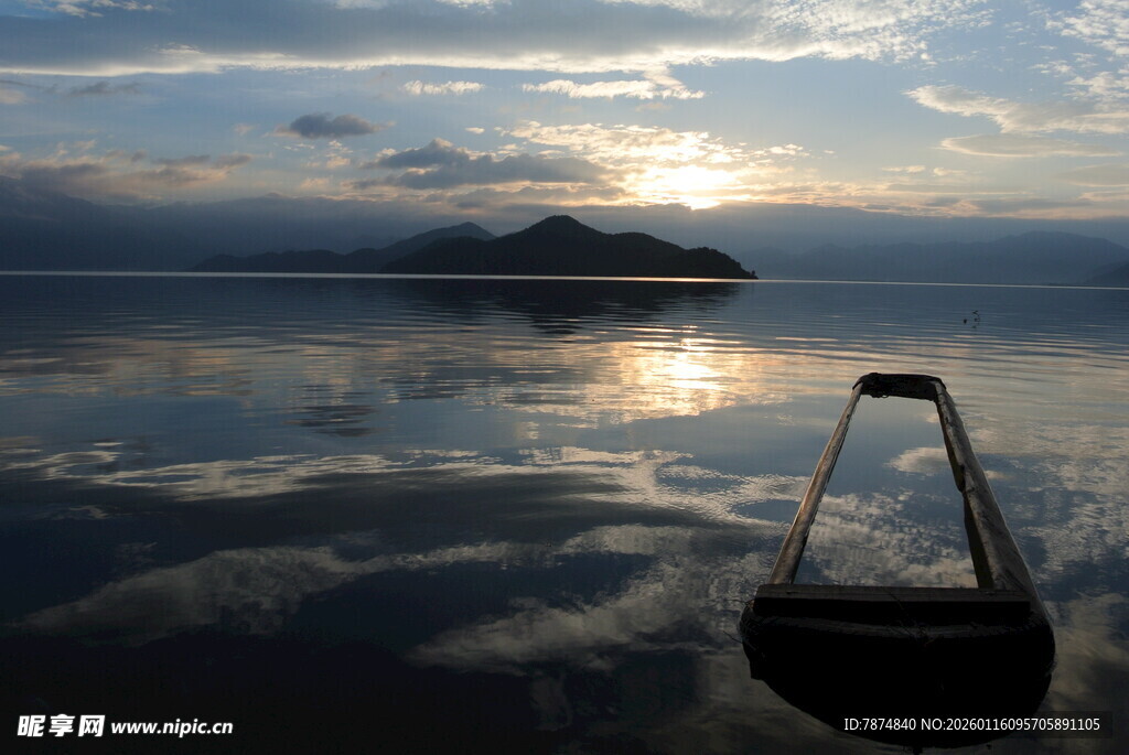 湖畔日落小船静谧美景