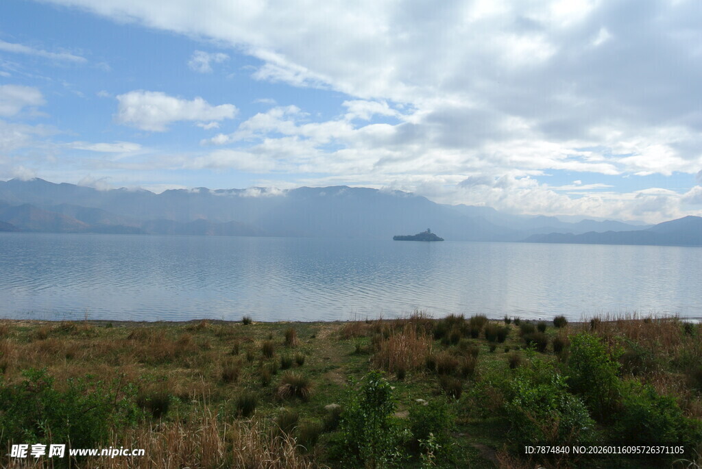 湖畔风光 远山近草映蓝天