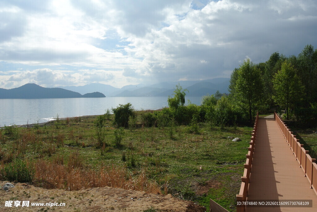 湖畔木栈道风光