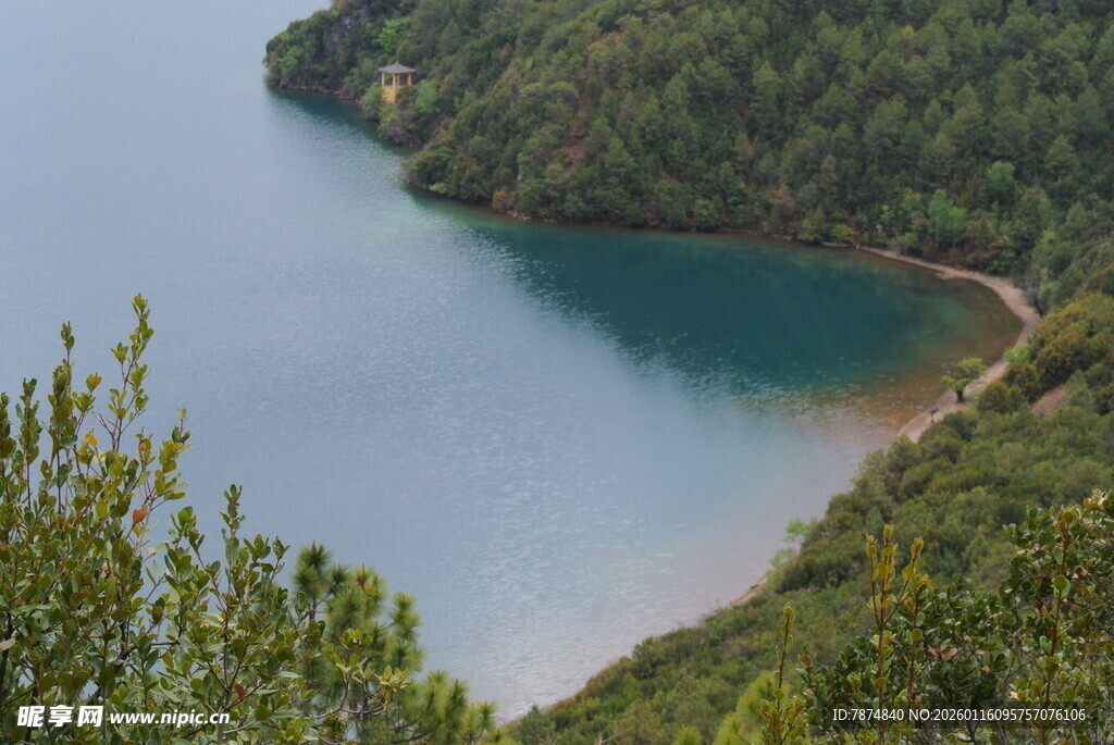 青山环抱的静谧蓝色湖泊