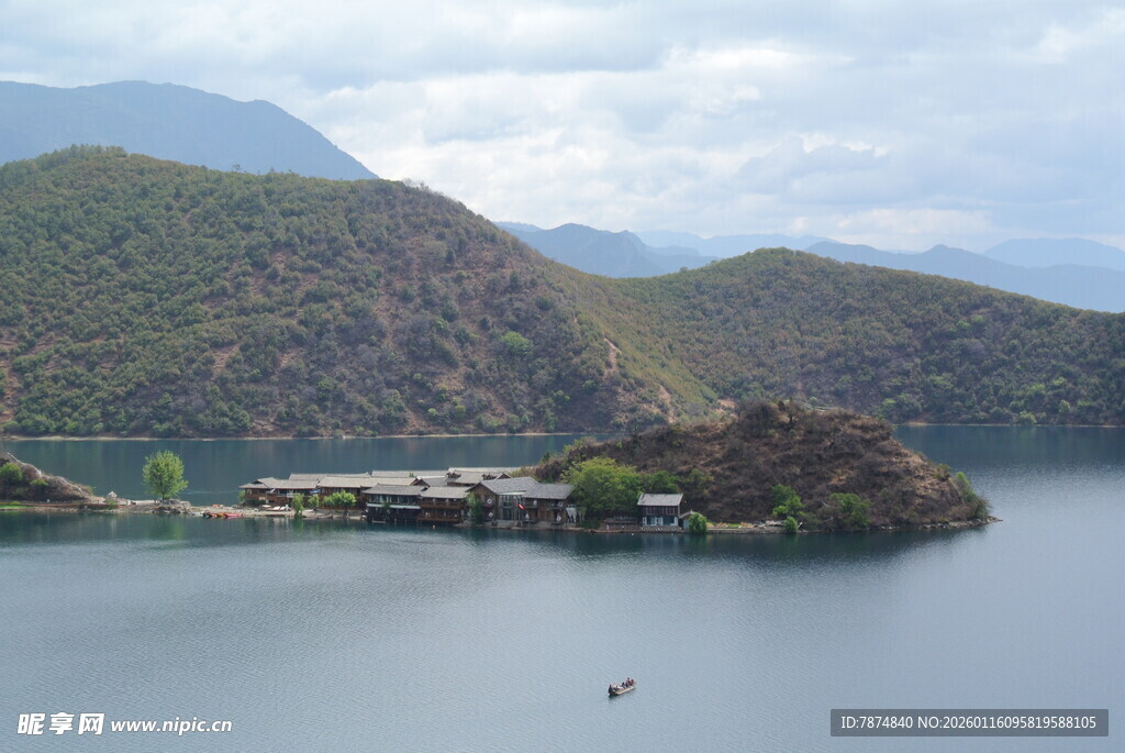 山水相依的静谧湖中小岛