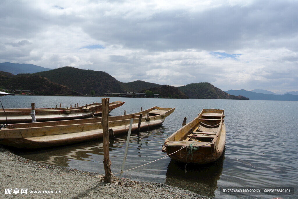 湖畔停泊的古朴木船