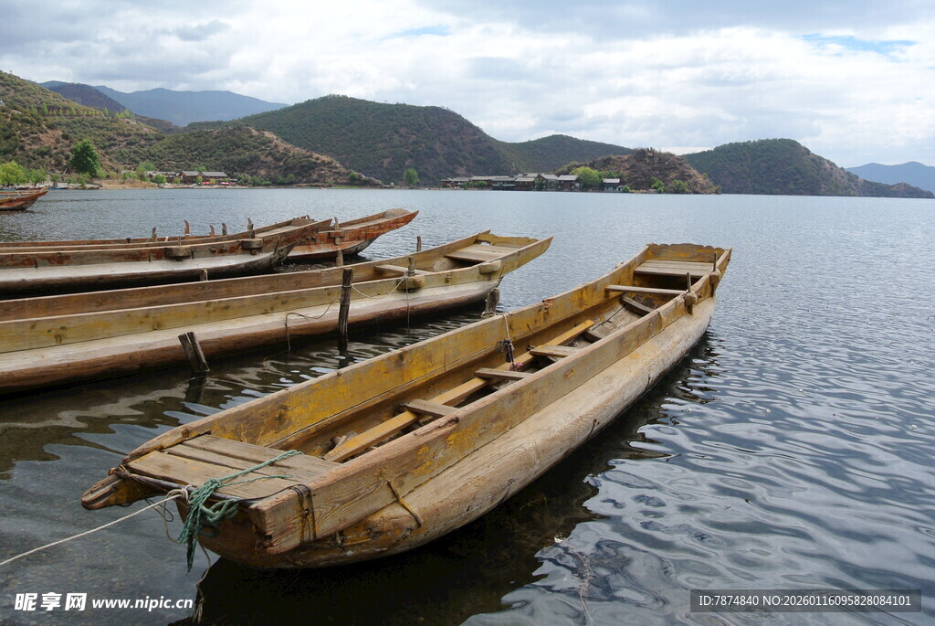 湖畔停泊的古朴木舟