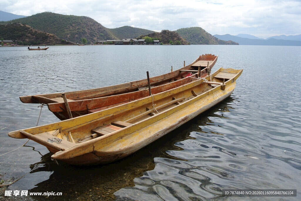 水面上的几艘古朴木船