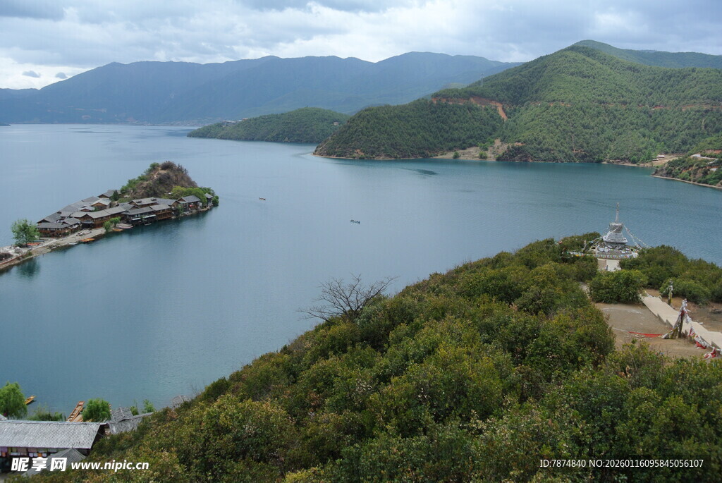 湖光山色中的翠绿岛屿