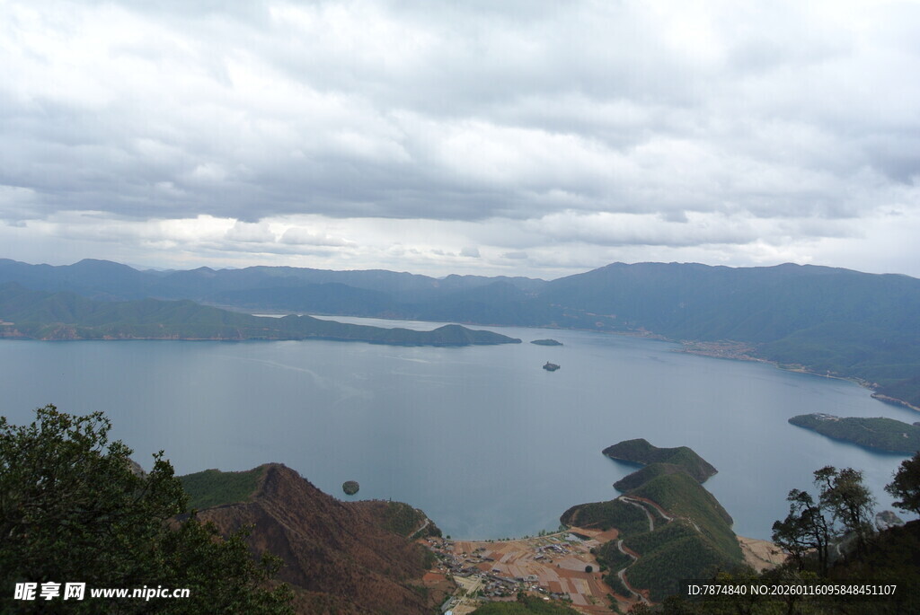 湖光山色间的美丽景致