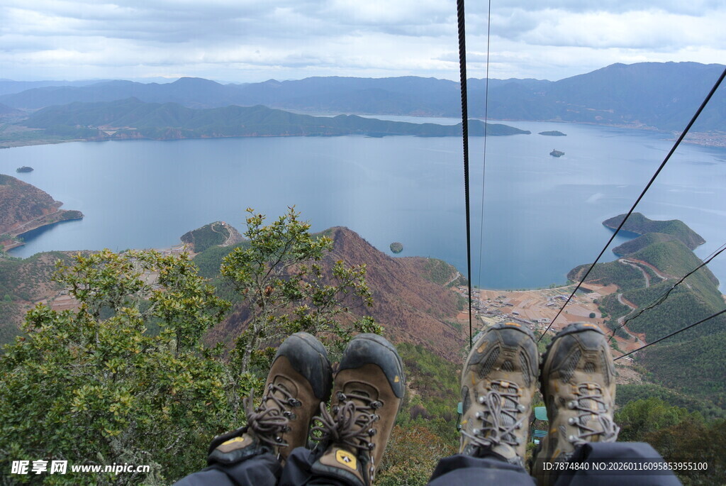 俯瞰湖景的徒步者视角
