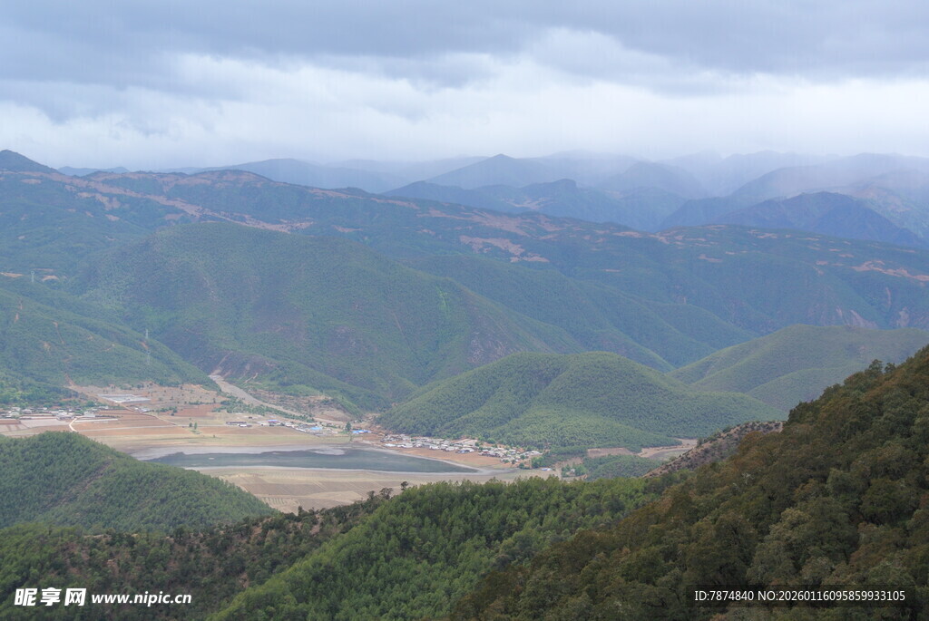 山峦间的开阔谷地景观