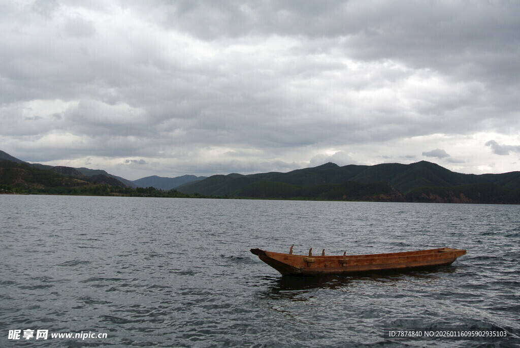 孤舟泛于山水云雾间