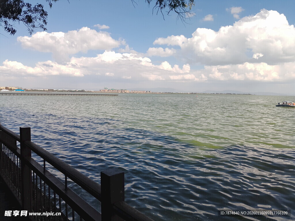 湖畔木栏处 悠然赏水景